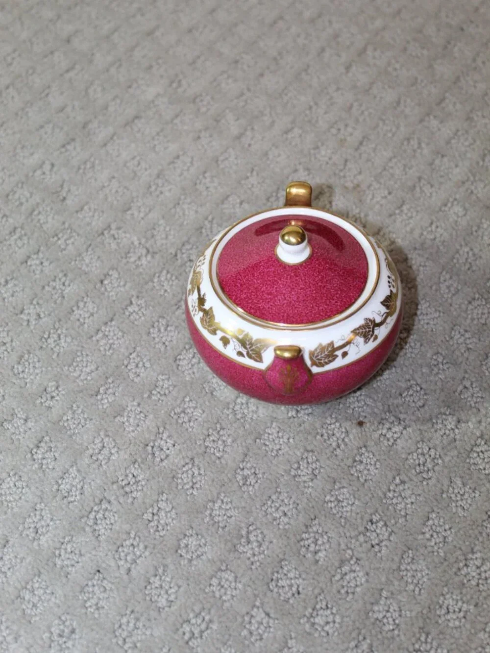 Wedgwood Whitehall W3994 Bone China Powder Ruby Sugar Bowl & Lid